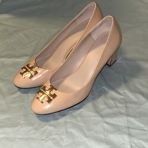 Tory Burch Raleigh Patent Mid-Heel Logo Pump size 9